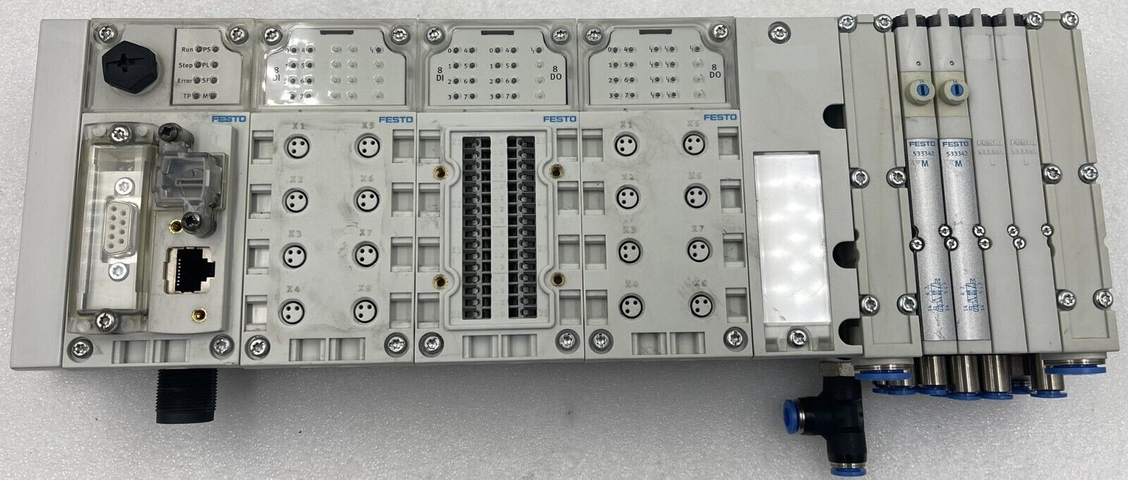 Zastosowanie terminala CPX w automatyce Terminal CPX Festo zamontowany w szafie sterowniczej z przewodami i rurkami pneumatycznymi