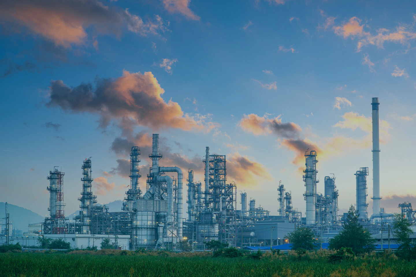 Porównanie parametrów katalizatorów przemysłowych Wykres słupkowy porównujący wydajność i trwałość różnych katalizatorów