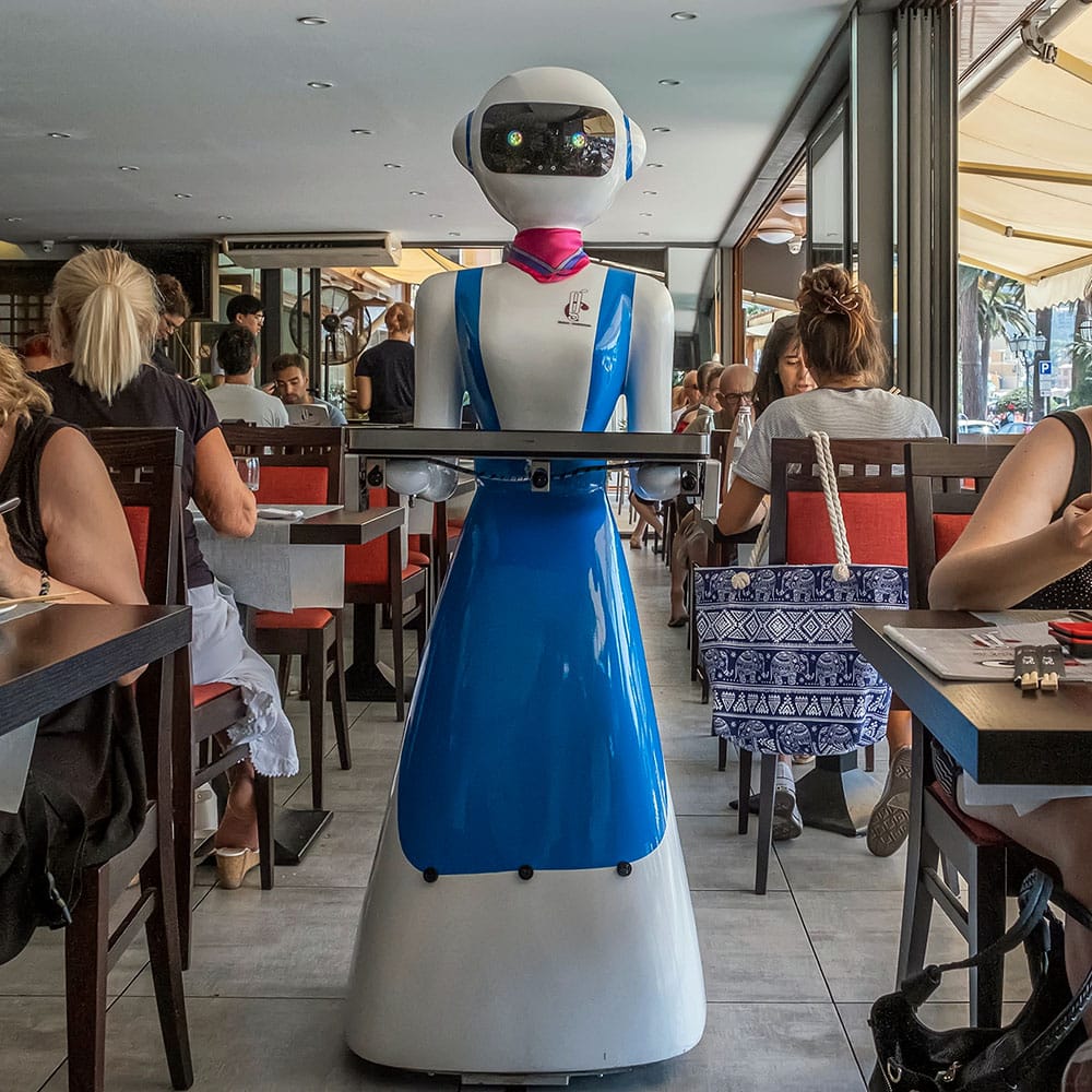 Lekarz asystowany przez robota wykonuje operację w zaawansowanym bloku operacyjnym