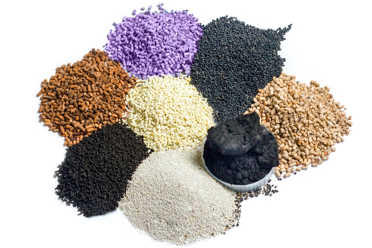 Typy katalizatorów heterogenicznych w przemyśle Różne formy katalizatorów heterogenicznych: granulat proszek i beleczki na metalowej tacy