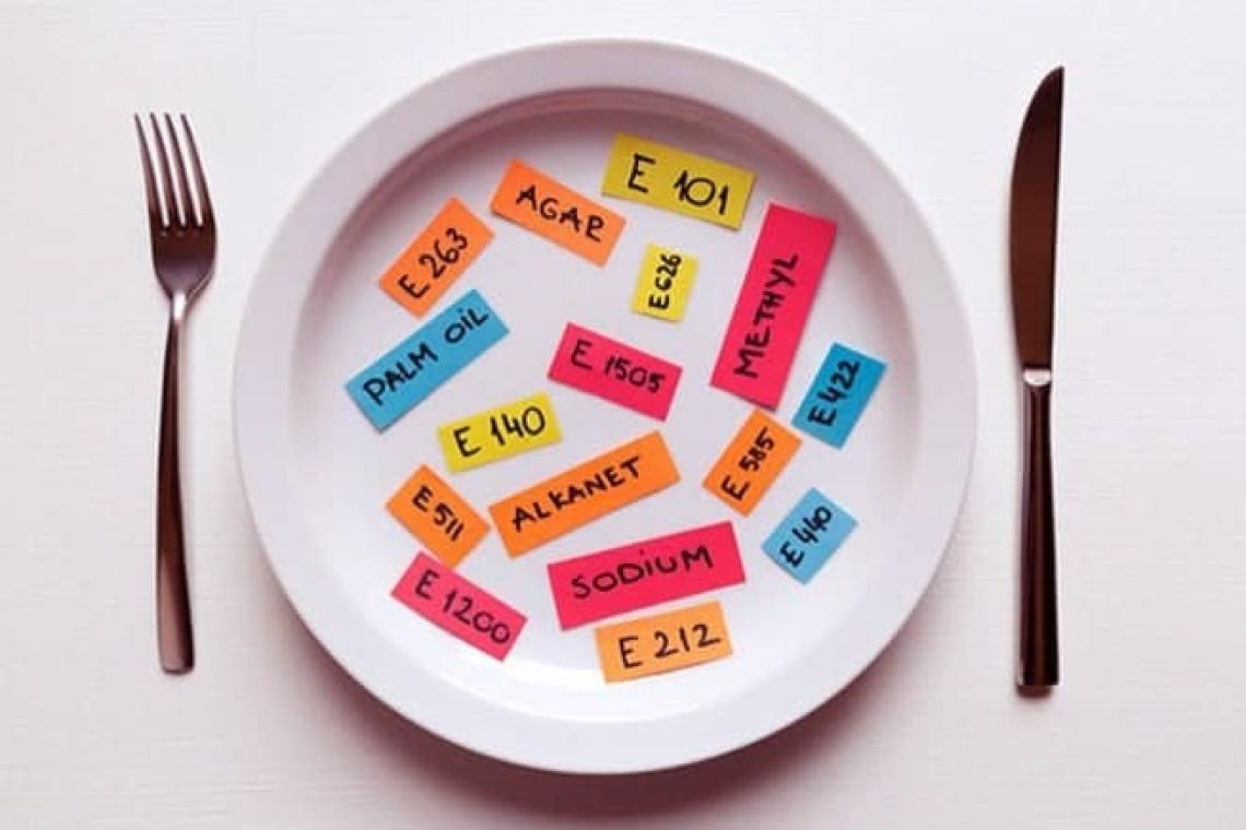 Benzoesan sodu E211 w sosach pomidorowych Butelka keczupu z widocznym benzoesanem sodu E211 na liście składników