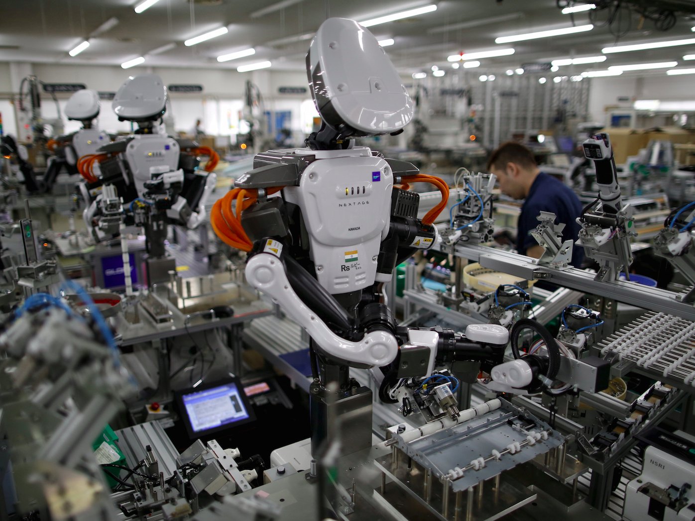 Robot magazynowy autonomicznie sortuje paczki w ogromnym centrum logistycznym