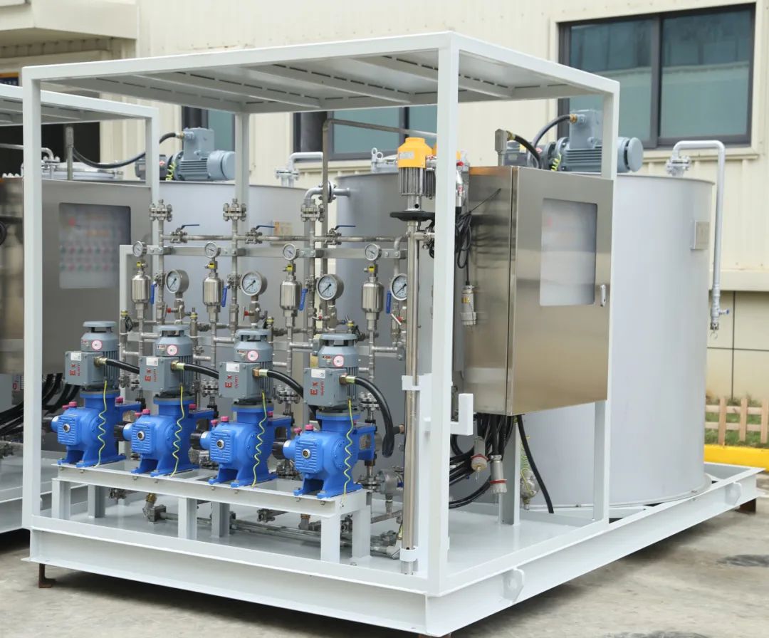 Różnorodne modele pomp dozujących chemikalia ustawione na stole warsztatowym z rurkami