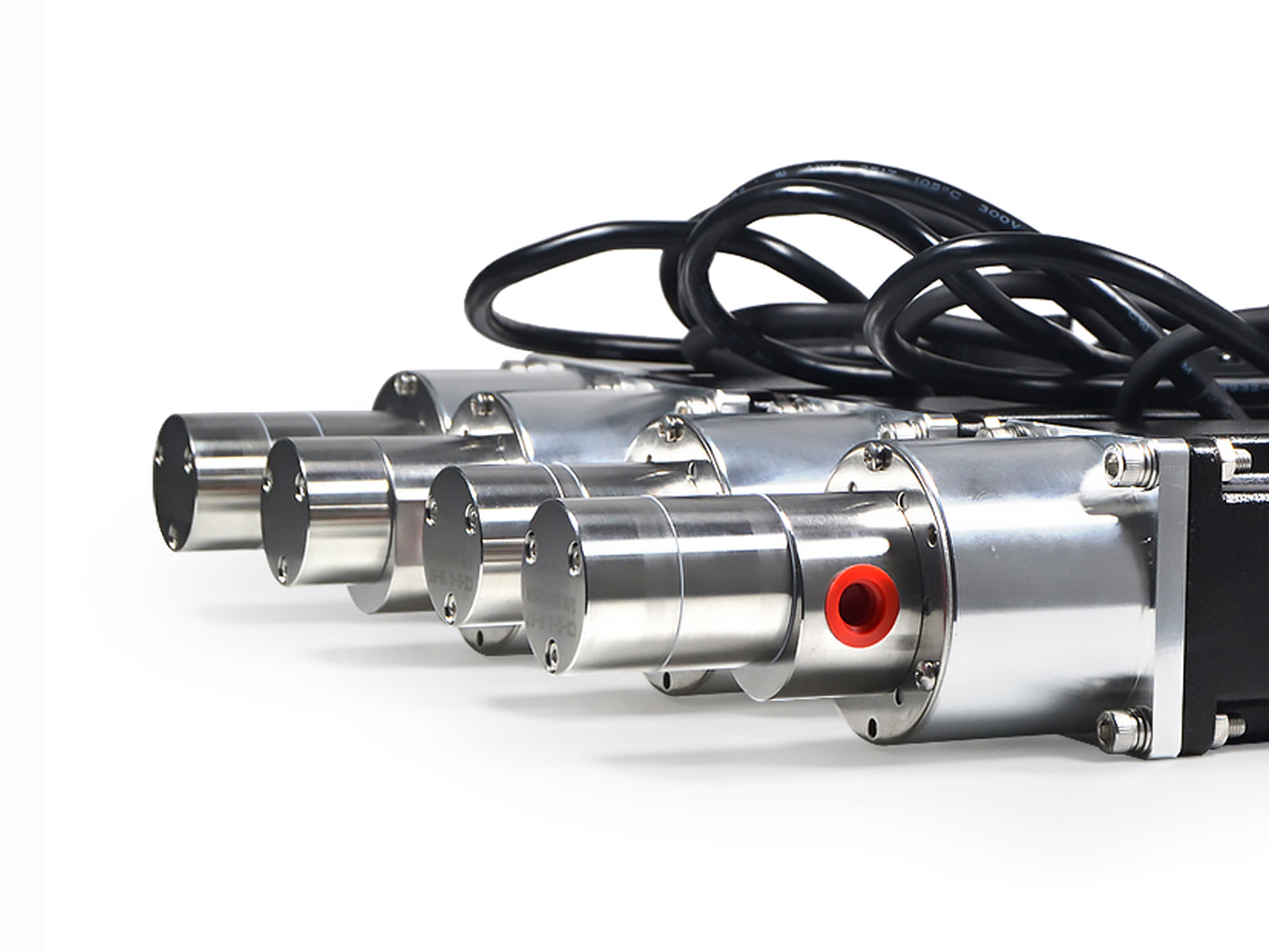 Zbliżenie na głowicę pompy z ceramiczną dyszą i uszczelkami teflonowymi