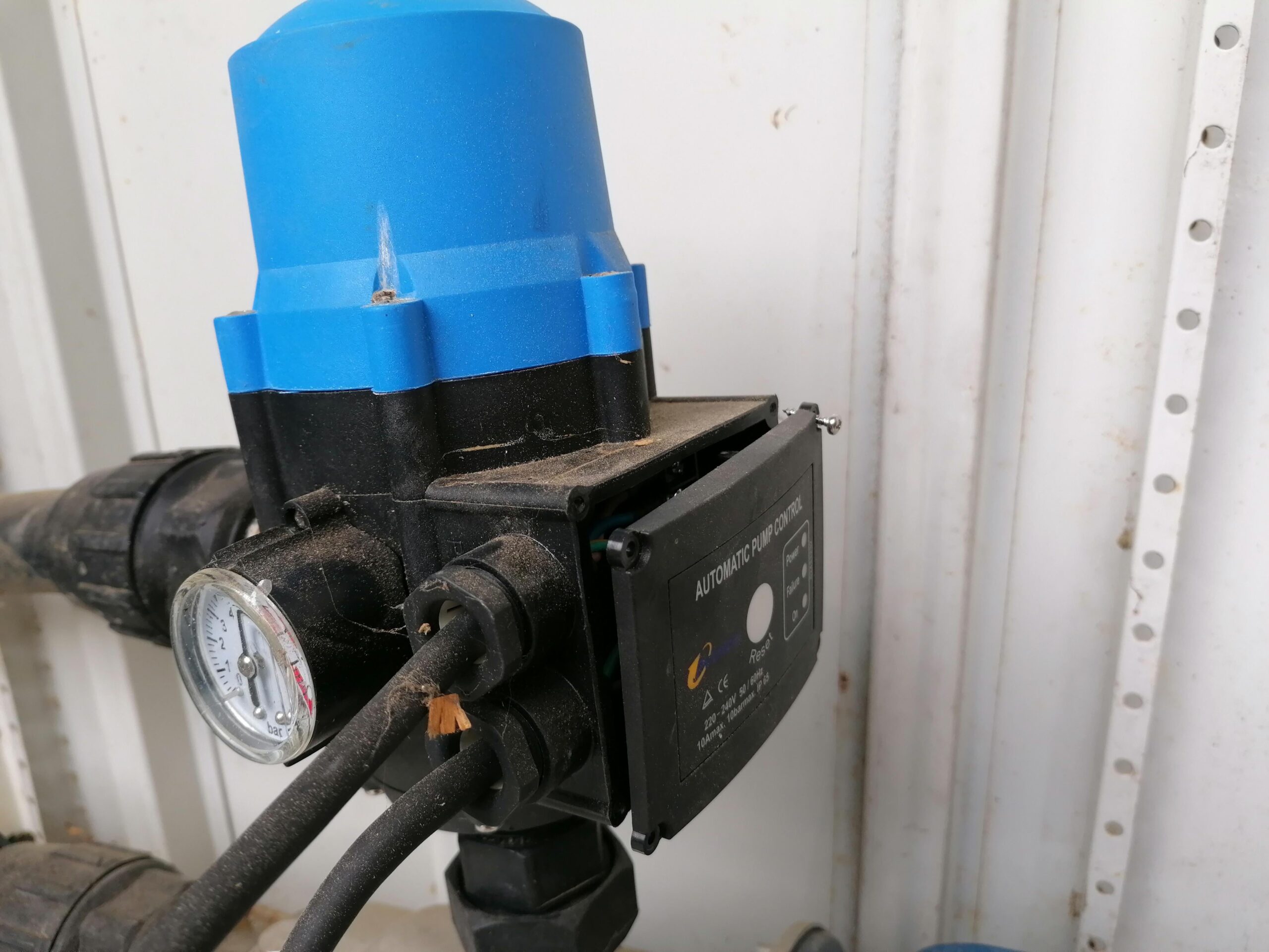 elementy sterujące hydroforu z zielonymi lampkami